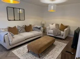 Luxury Contractor 4 Bed Home Sleeps 8 Cardiff Airport Parking