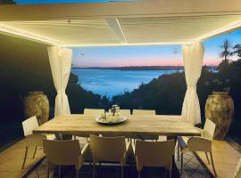 Cliff top spectacular ocean views pool and hot tub, Hotel in Whangaparaoa