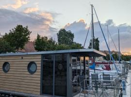 Hausboot Tommi, hotel i Stralsund