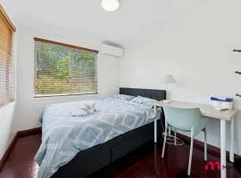 MetaWise Cozy Family Room in Shared Home Free Parking