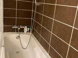 Dans centre villa appartement en colocation, Hotel in Chambéry