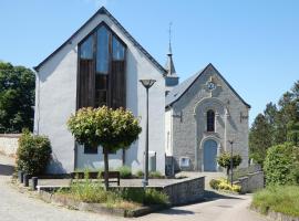 Spacious gite in Somme-leuze, Hotel in Heure
