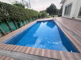 GoBravo 15 2Bhk Villa with Pool & Garden Sec135 Noida, hotel v destinaci Noida