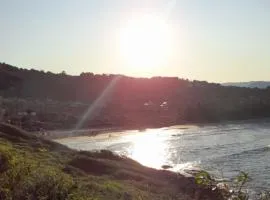 Praia da Gamboa com o sossego do campo