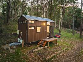 Tintenbar Riverfront Farmstay by Tiny Away, Hotel in Glenwilliam