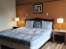 Gated - 1 King Bed 1 Bath Apt with Full Kitchen 121