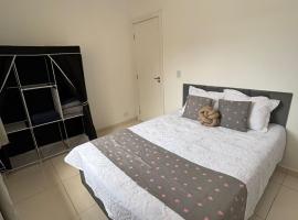 Casa completa em Matinhos aceita pets com Wi Fi, estacionamento e ótima localização, hotel a Matinhos
