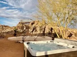 Private Joshua Tree Oasis w Pool and Hot Tub