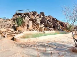 Private Joshua Tree Oasis w Pool and Hot Tub