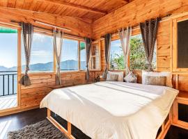 Cabin by The Woods - Mukteshwar - Nature - Romantic - Secluded, Hotel in Mukteswar