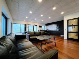 Penthouse by Krambatangi - Stilfuldt ophold med udsigt over fjord og fjelde, hotel v destinácii Øravík