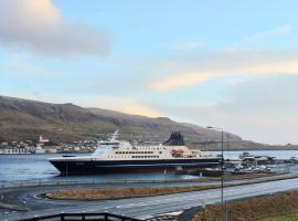 Penthouse by Krambatangi - Stilfuldt ophold med udsigt over fjord og fjelde, hotel in Øravík