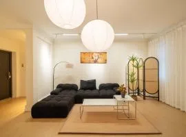嘉发1店-Shanghai Mayhome B&B-near the Bund and People Square Nanjing West Road with 3 bedrooms-4 beds-2 bathrooms elevator apart ment and Nearby West Nanjing Road Station