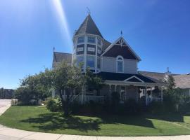 Charming Victorian Home in Okotoks Elegant Comfort Modern Convenience, hotelli kohteessa Okotoks