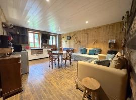 Le refuge de Marius - logement de colpoteur, hotel in Albiez-Montrond