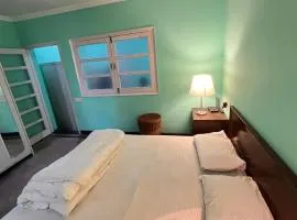 Central Delhi Flat close to Rajiv Chowk and Airport Line Access