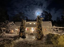 Fridfull idyll intill sjö, khách sạn ở Uppsala