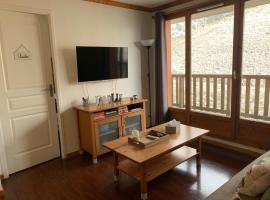 Appartement familial 4,6 personnes avec piscine, hôtel à Besse-et-Saint-Anastaise