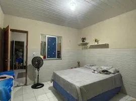 Kitnet mobiliado, confortável e bem localizado.