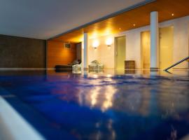 Hotel Krone, hotel con pileta en Hayna