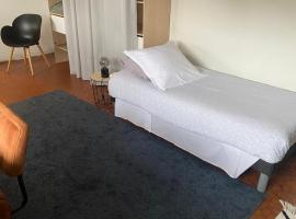 Chambre sur Eysines โรงแรมในเอซีนส์