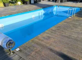Fly & Pool Apartment