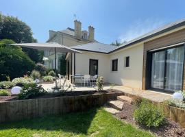 Le Clos des Marmuzots parking & garden, hotel in Bayeux