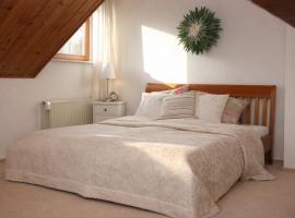Feldrandlage - Privatzimmer mit Balkon und eigenem Parkplatz, Hotel in Ober-Mörlen