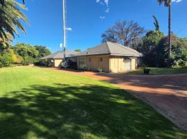 Silhouette Guesthouse, hotel v mestu Welkom