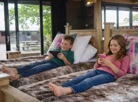 Drumcoltran Cabin by SkyBears Holidays - Puppy Lounge, Arcades, Games room