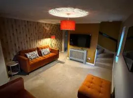 Central 3-Bedroom House Sleeps 5 with Parking