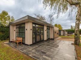 Ibiza Lodge I 6 persoons chalet op Resort de Betuwe、Zennewijnenのホテル