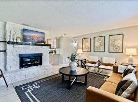 Right at Home Stays - Modern 2BR 2BA with Yard & Fireplace, hotel a Pinellas Park