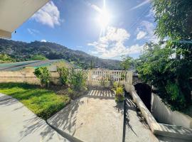 5 mins walk from Kingstown! - McKies Hill Suite #1 - Your Home Away from Home, hotel sa parkingom u gradu Kingstaun