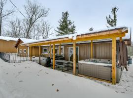 Home Theater and Hot Tub! Home Near Higgins Lake, hotel em Roscommon