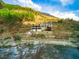 Raj Villas by Serene Resorts - Riverside Luxury Pentagon Villas, Tirthan Valley, hotel v destinaci Banjār