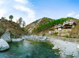 Raj Villas by Serene Resorts - Riverside Luxury Pentagon Villas, Tirthan Valley, hotelli kohteessa Banjār