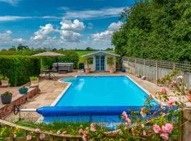 The Owl House with swimming pool and private hot tub