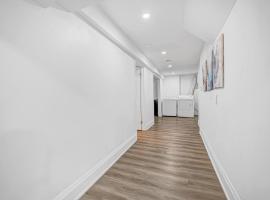 166 Basement - Cozy 3BR Markham Stay, Patio, Parking, Pet-Free, hotel i Markham