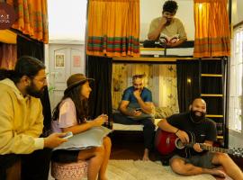 Ghotul - Backpackers Hostel & Homestay Guwahati, h&ocirc;tel avec parking &agrave; Guwahati