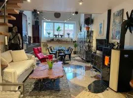 Udda boende med wow-känsla och spabad på terrassen