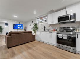 2-bedroom suite close to Amenities and Airport with on pad parking، فندق في ليدوك