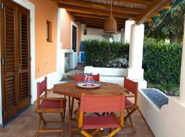 Ericùssa, sulla spiaggia con vista mare – hotel w mieście Acquacalda