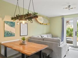 Stylish Home with Private Parking & Garden, Hotel in Newquay