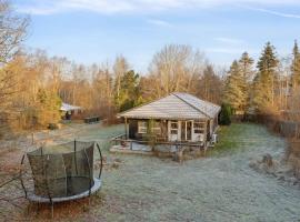 Cozy Wooden Cottage Close To Nature And Beach, hotel a Hønsinge