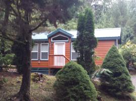 Tall Chief Camping Resort Cottage 4, resort village in Pleasant Hill