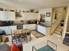 Lovely apartment in Barnes and garage