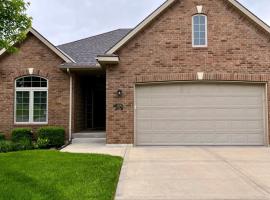 Spacious Blue Springs Retreat near Arrowhead Stadium, hôtel à Independence