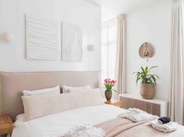 Cozy Traditional Dutch City Apartment close to Amsterdam & Tulips, hotel u gradu Purmerend