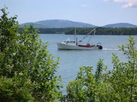 Narrows Too Camping Resort Cabin 6, מלון ליד Hancock County-Bar Harbor - BHB, 